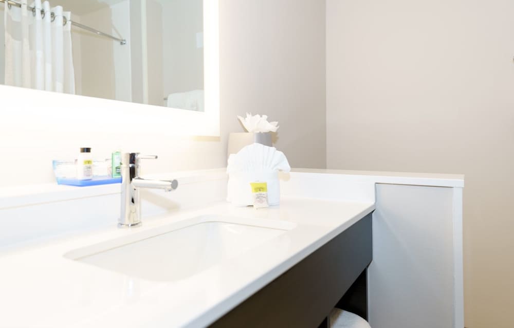 holiday inn express and suites franklin berry farms