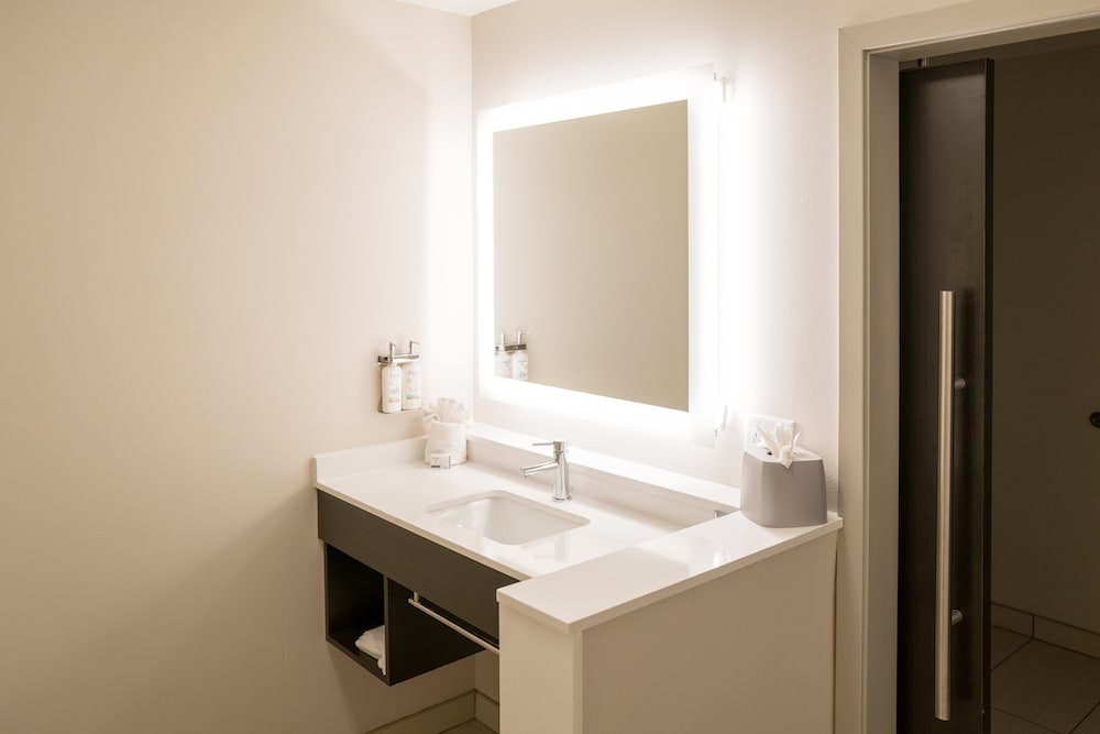 holiday inn express and suites franklin berry farms