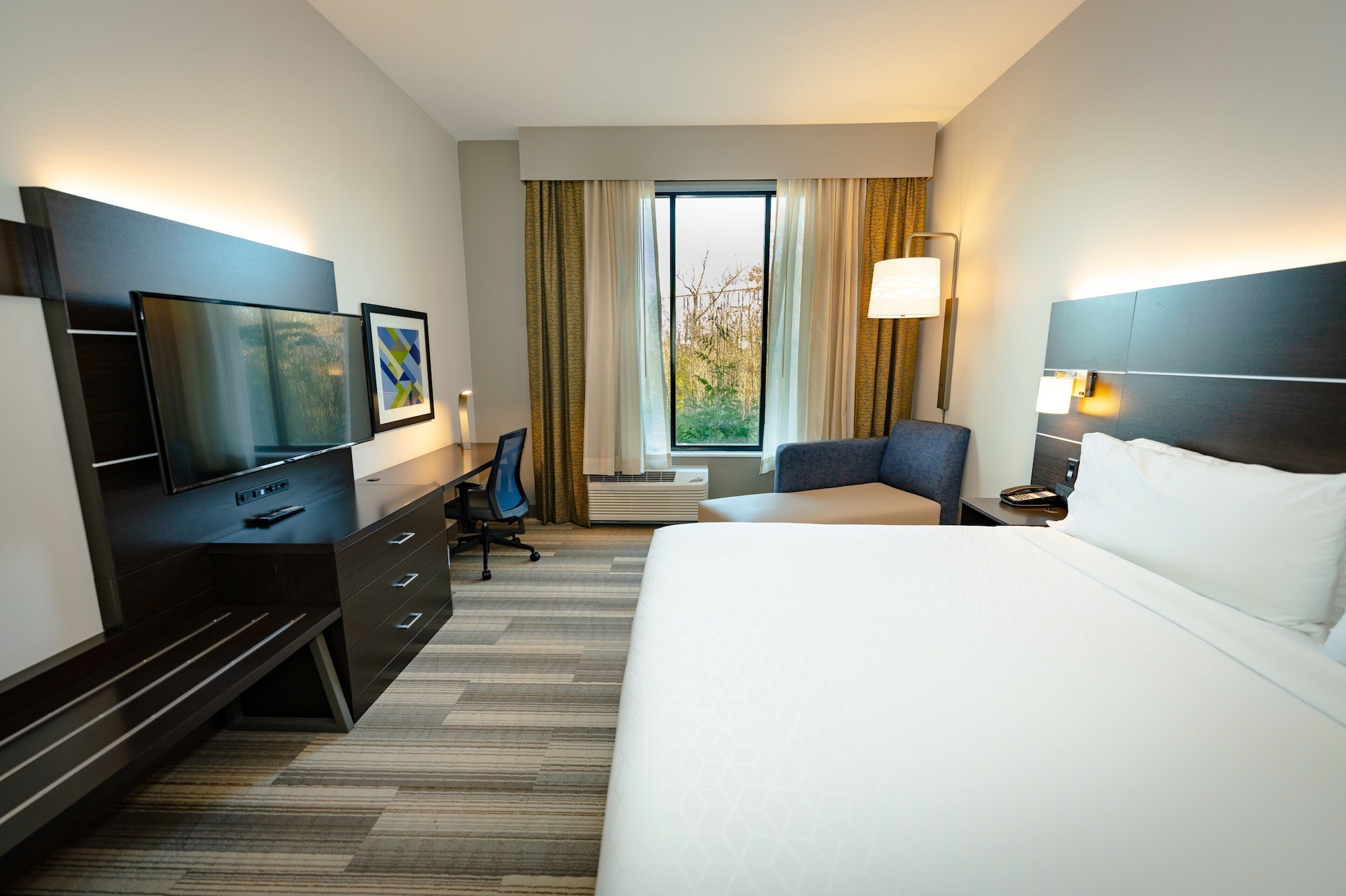 holiday inn express and suites franklin berry farms
