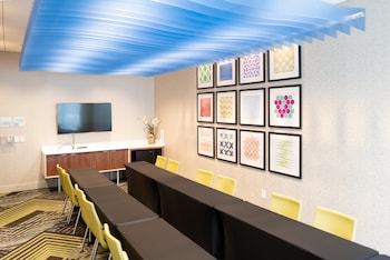 holiday inn express and suites franklin berry farms