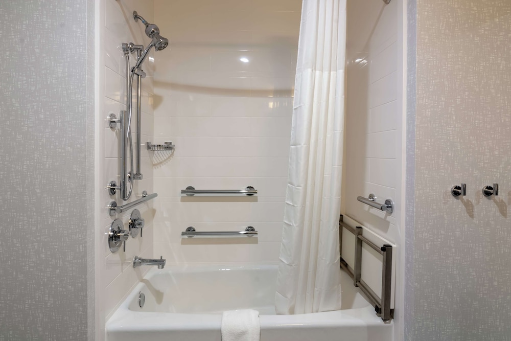 hampton inn and suites dallas east