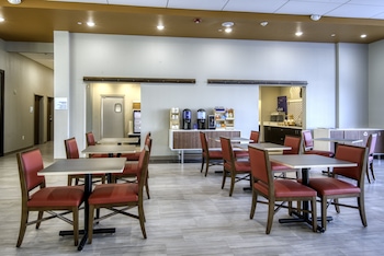 holiday inn express and suites omaha downtown old market