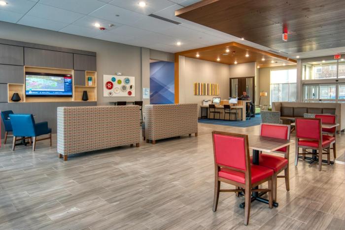 holiday inn express and suites omaha downtown old market