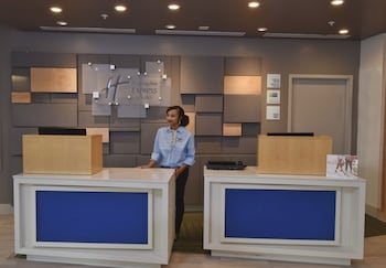 Holiday Inn Express & Suites Orlando - Lake Nona Area,Lake Hart>>Christmas,2.5 star