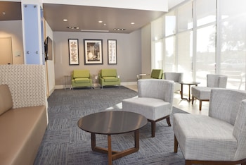 Holiday Inn Express & Suites Orlando - Lake Nona Area,Lake Hart>>Christmas,2.5 star