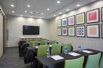 hol inn exp and suites phoenix east gilbert