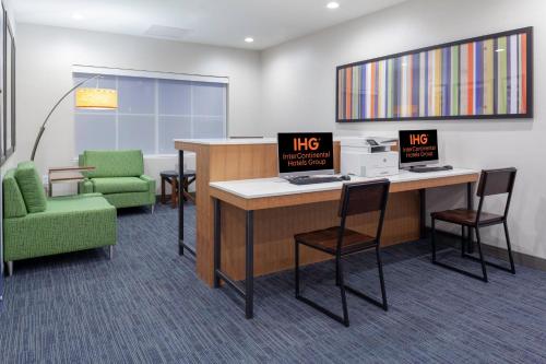 hol inn exp and suites phoenix east gilbert