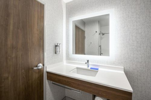hol inn exp and suites phoenix east gilbert