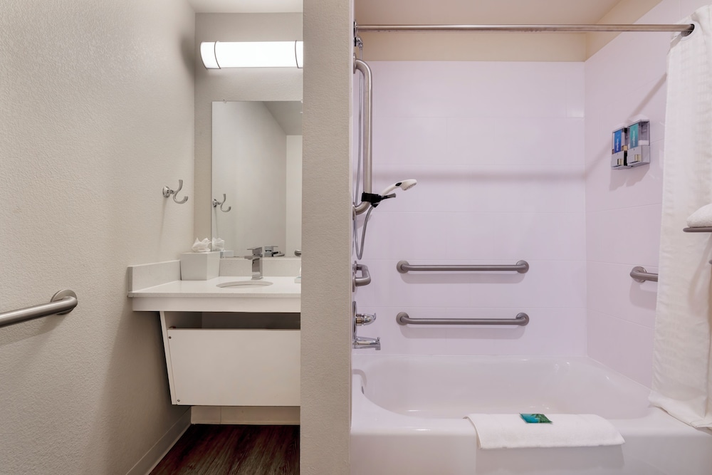 soka suites dallas las colinas