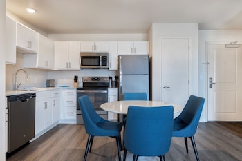 soka suites dallas las colinas