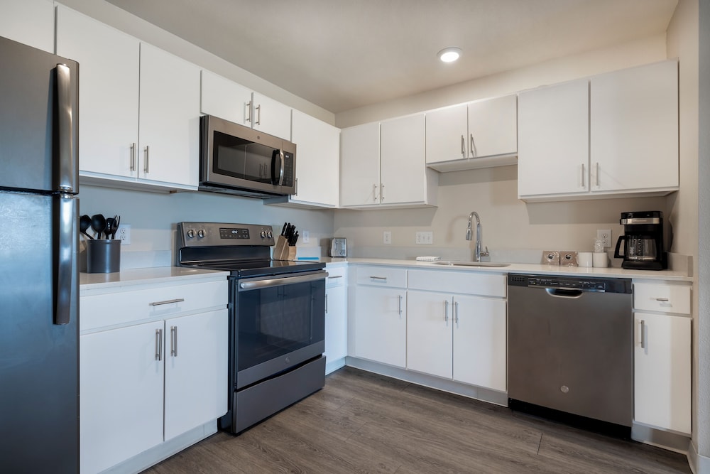 soka suites dallas las colinas