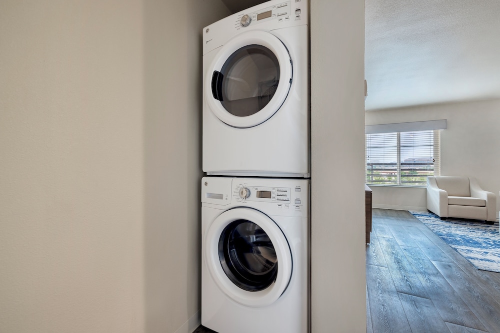 soka suites dallas las colinas