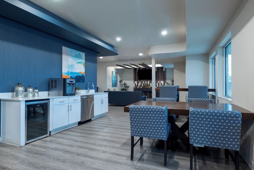 soka suites dallas las colinas