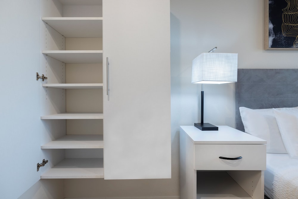 soka suites dallas las colinas