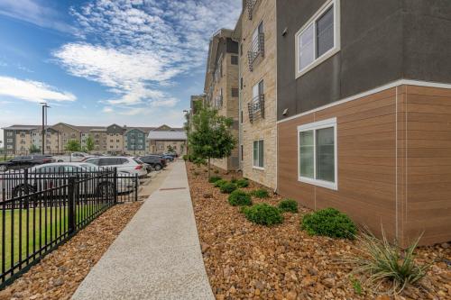 soka suites dallas las colinas