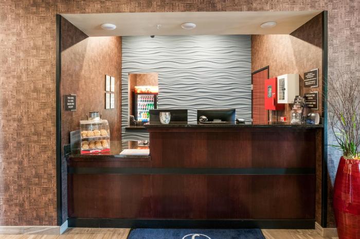 cobblestone hotel and suites appleton international airport