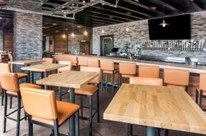 cobblestone hotel and suites appleton international airport