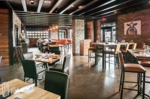 cobblestone hotel and suites appleton international airport