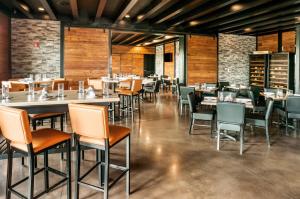 cobblestone hotel and suites appleton international airport