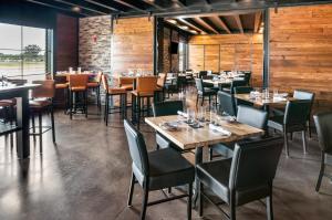 cobblestone hotel and suites appleton international airport