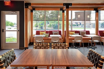 tru by hilton louisville airport