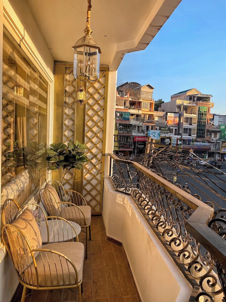 sweet lavender hotel near dalat night market