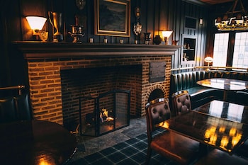 Graduate By Hilton Evanston,Near Northwestern University,4 star