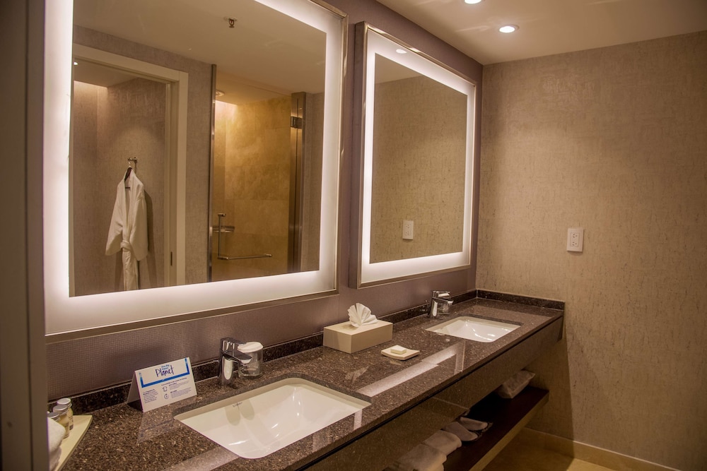 hilton pilar