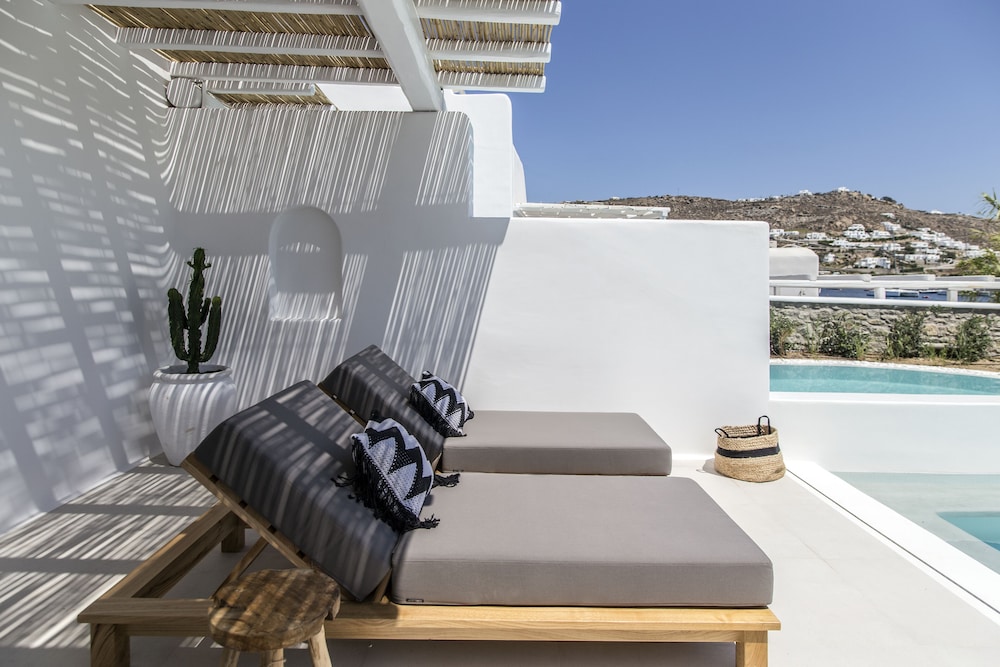 adorno beach hotel and suites