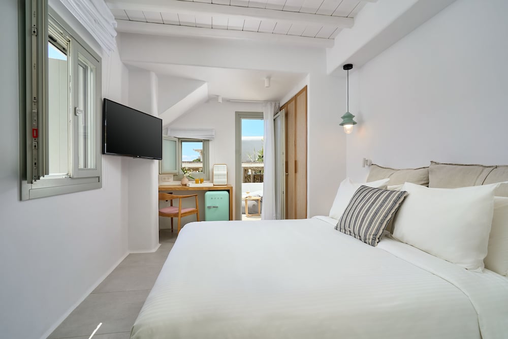 adorno beach hotel and suites