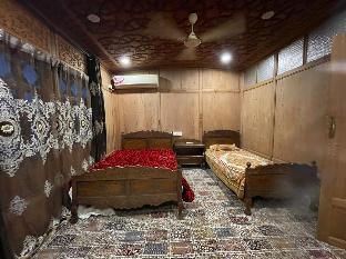peace of mind group of houseboats