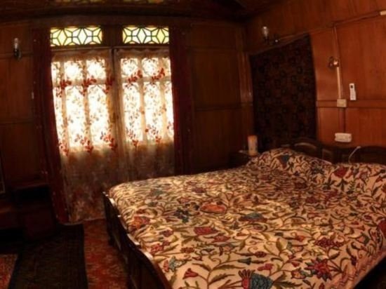peace of mind group of houseboats