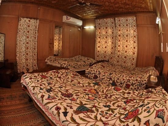 peace of mind group of houseboats