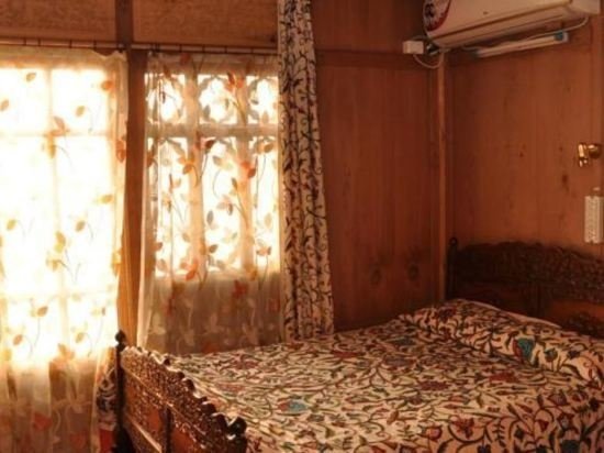 peace of mind group of houseboats