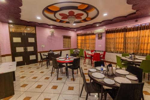 Hotel Shri Ram Residency,Plot No.7, 4Th Puliya, Main, Chopasani Rd, 4Th Puliya, Chopasni Housing Board, Jodhpur,3 star