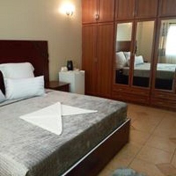 Zenith  Lodge,,3 star