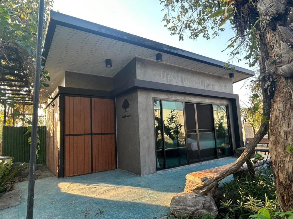 uthaithani resort