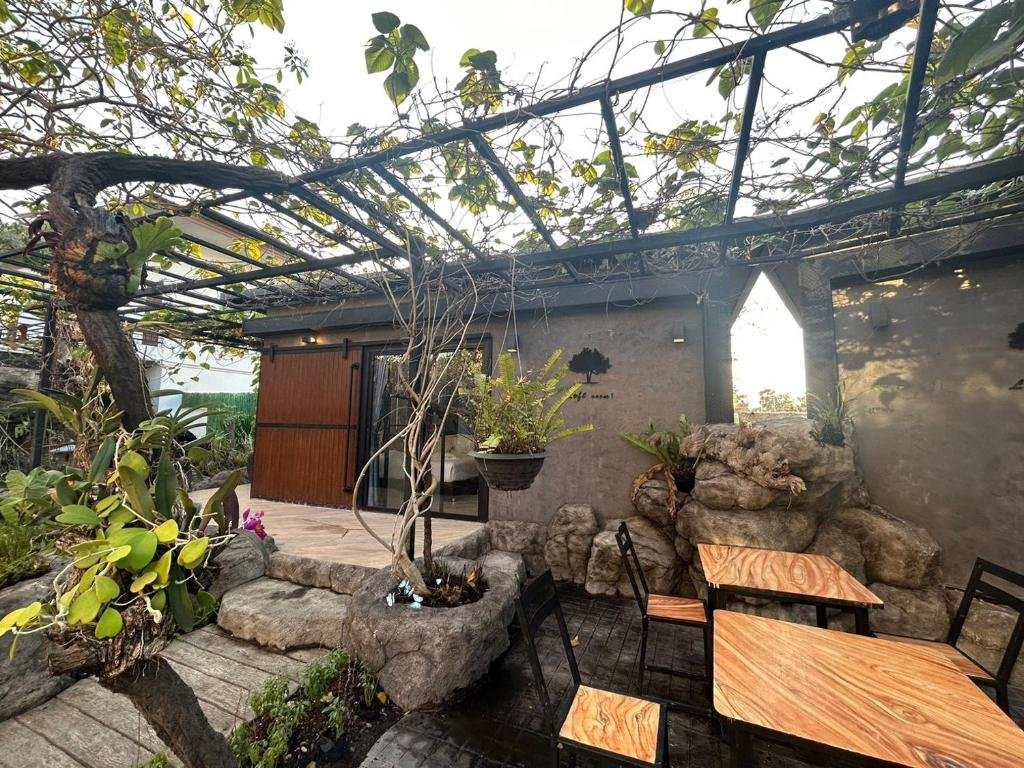 uthaithani resort