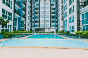 locals prio chiangmai central airport plaza