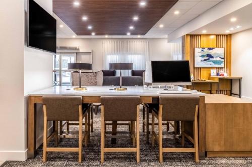 holiday inn express and suites halifax dartmouth