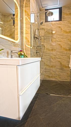 v one pride sukhumvit 22 bangkok