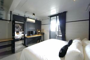 blu monkey hub and hotel suratthani