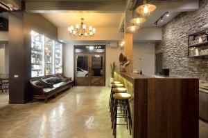 castle black bangkok hostel