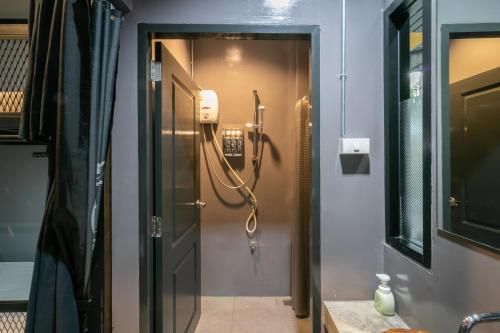 castle black bangkok hostel
