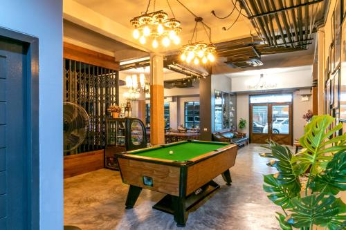 castle black bangkok hostel