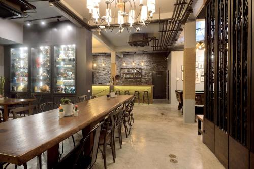 castle black bangkok hostel