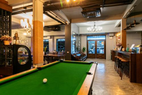 castle black bangkok hostel