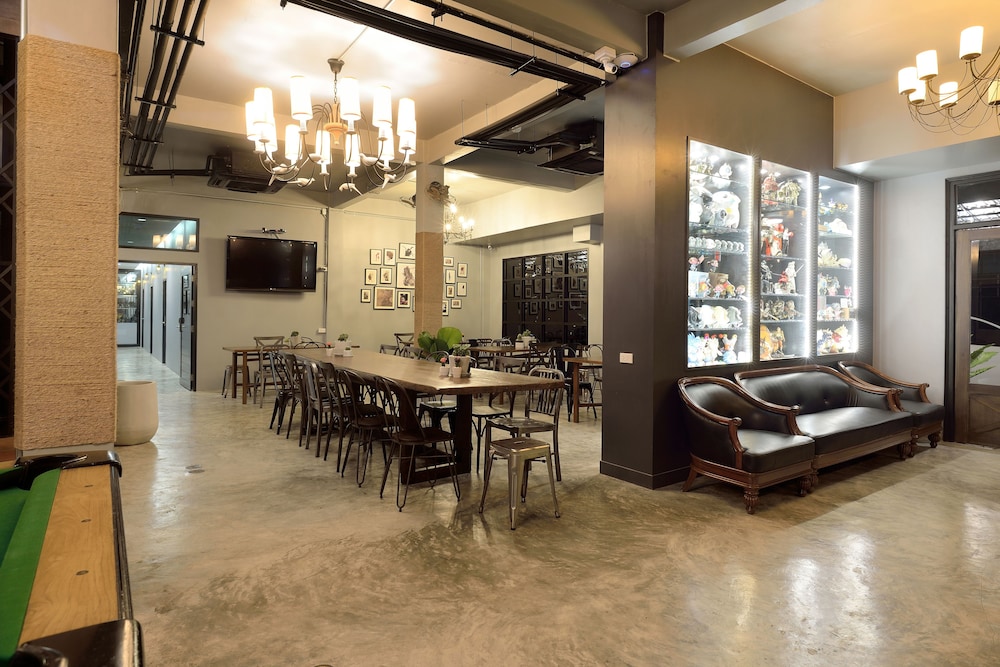 castle black bangkok hostel