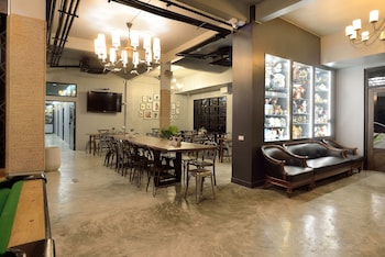 castle black bangkok hostel