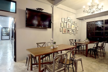 castle black bangkok hostel